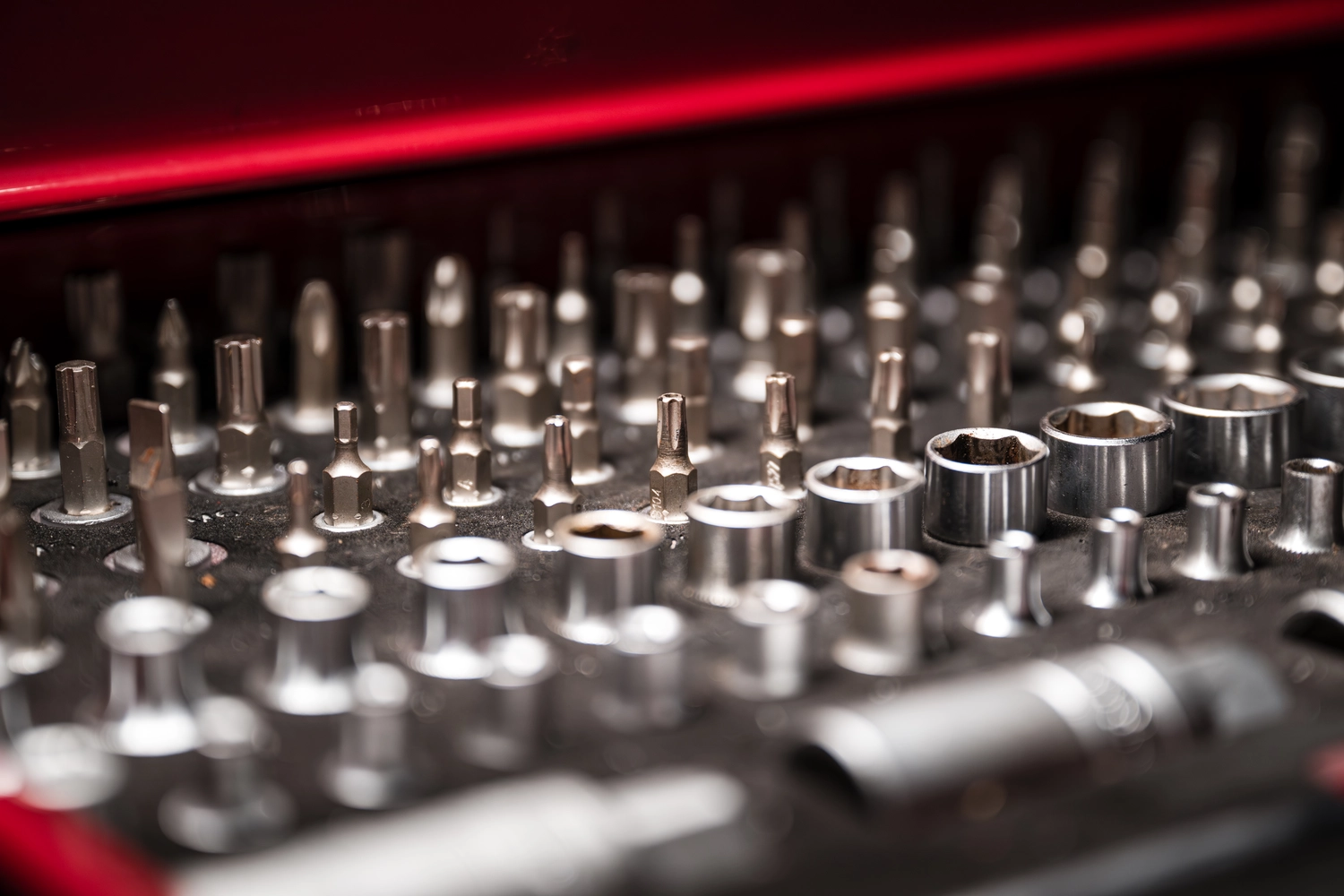 Krings Automobile - Kfz-Werkstatt - Werkzeugkastenschrauben